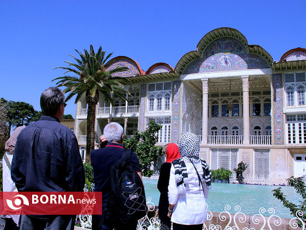 گردشگران خارجی در باغ ارم شیراز