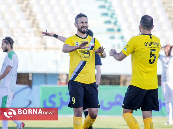 دیدار تیم های فوتبال آلومینیوم اراک -سپاهان اصفهان