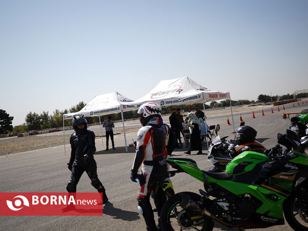 مسابقه درگ موتورسواری بانوان