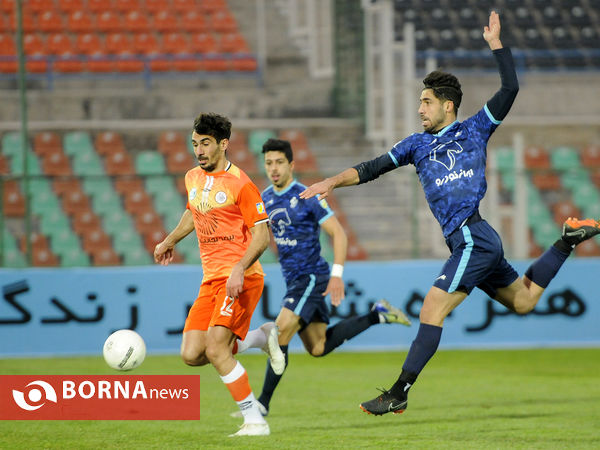 دیدار تیم های فوتبال پیکان - سایپا