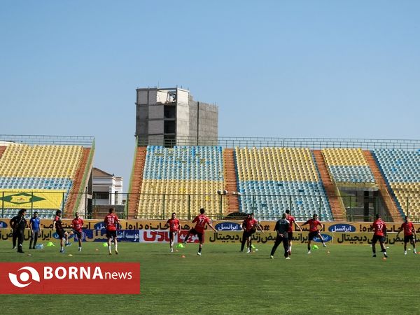 در حاشیه دیدار تیم های فوتبال صنعت نفت - نساجی