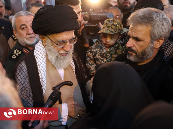 حضور رهبر انقلاب در کنار پیکر شهید محسن حججی