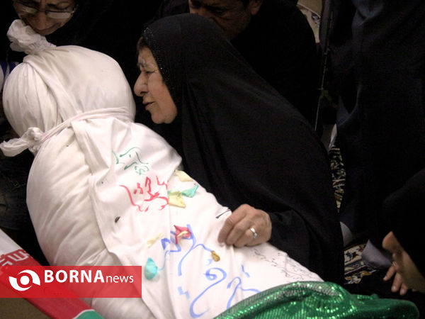 وداع خانواده شهید محمد قایدی با فرزندشان پس از 32 سال فراق