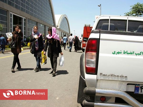 تماشای فوتبال در حاشیه نمایشگاه کتاب