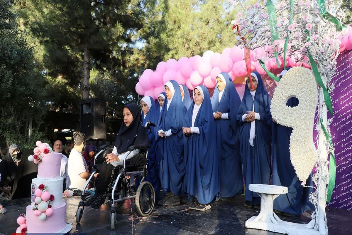 برگزاری جشن تولد دختر شهید مدافع حرم علی داوودی در گلزار شهدای بهشت زهرا (س) 