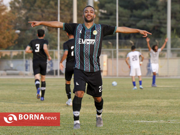 دیدار تیم های قشقایی شیراز و استقلال ملاثانی