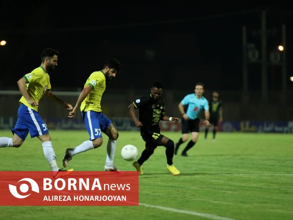 دیدار تیم های فوتبال صنعت نفت - سپاهان