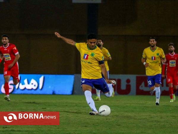 دیدار تیم های فوتبال صنعت نفت - پرسپولیس