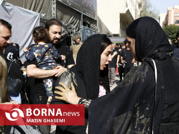 آیین گل مالی در حسینیه لرستانی های تهران