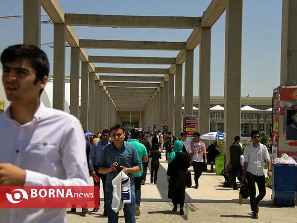 تماشای فوتبال در حاشیه نمایشگاه کتاب