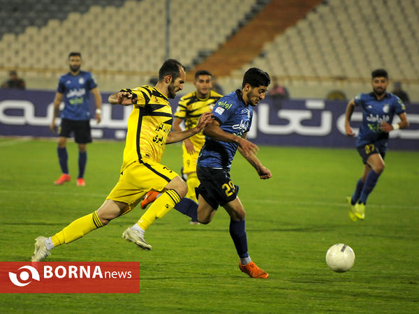 دیدار تیم های فوتبال  استقلال - نود ارومیه