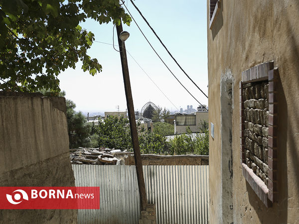 نمای گنبد امام زاده که در دست مرمت است