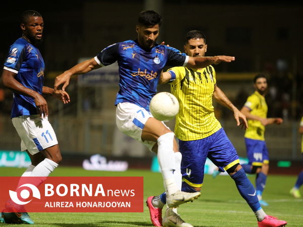 دیدار تیم های فوتبال نفت مسجدسلیمان - استقلال