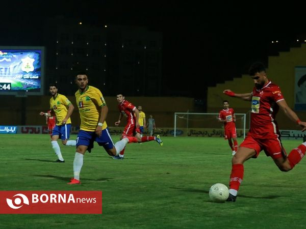 دیدار تیم های فوتبال صنعت نفت - پرسپولیس