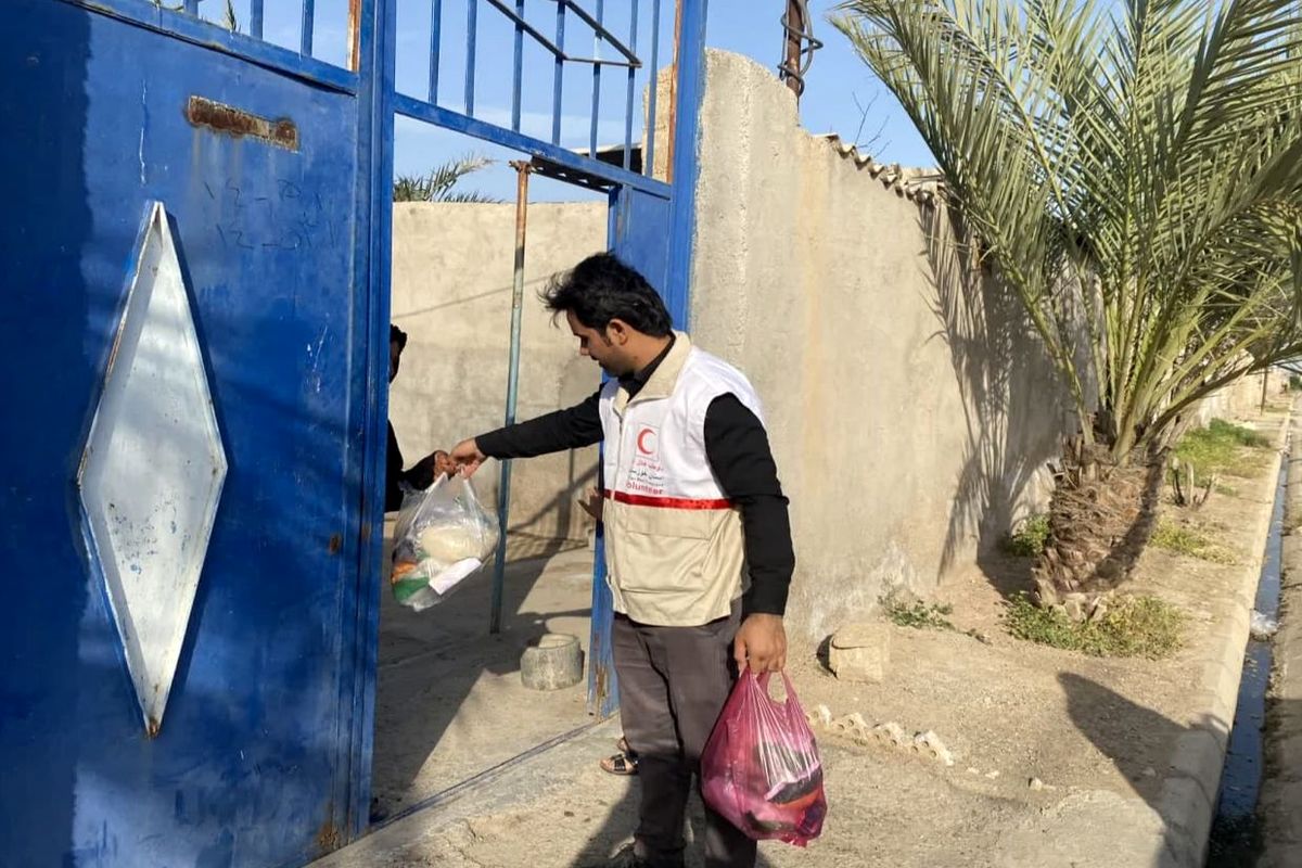 اهدای بیش از 2 هزار بسته معیشتی به نیازمندان خوزستانی توسط هلال احمری ها