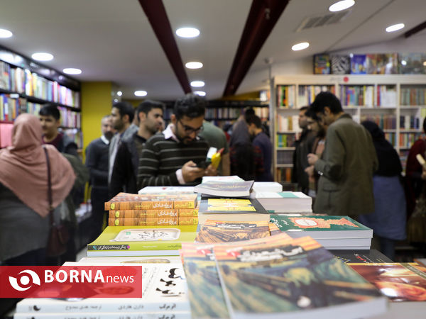 مراسم امضای کتاب عادل فردوسی پور به نفع زلزله زده های کرمانشاه