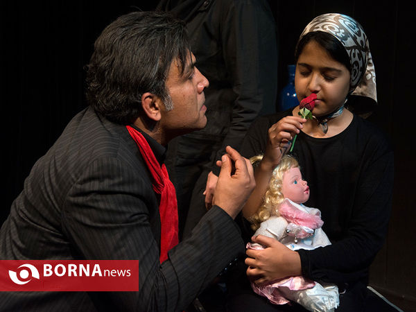 نمایش یک شاخه گل سرخ