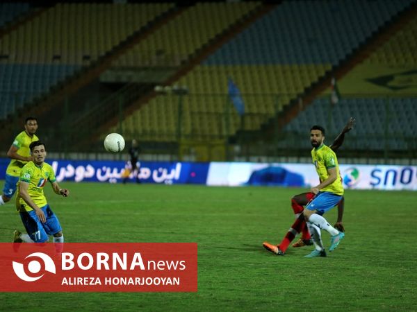 دیدار تیم های فوتبال صنعت نفت - پرسپولیس