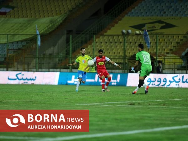 دیدار تیم های فوتبال صنعت نفت - پرسپولیس