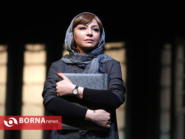 نمایش  خروس می خواند