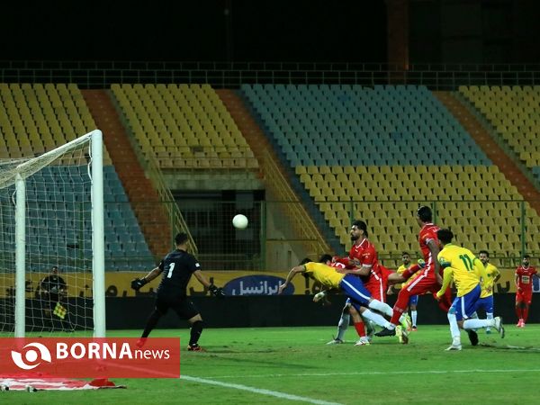 دیدار تیم های فوتبال صنعت نفت - پرسپولیس