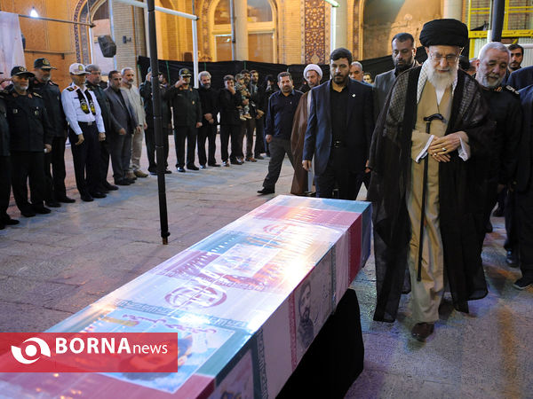 حضور رهبر انقلاب در کنار پیکر شهید محسن حججی