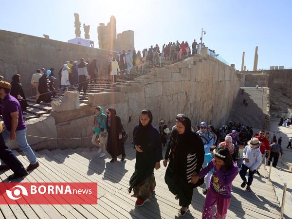 میهمانان نوروزی در تخت جمشید