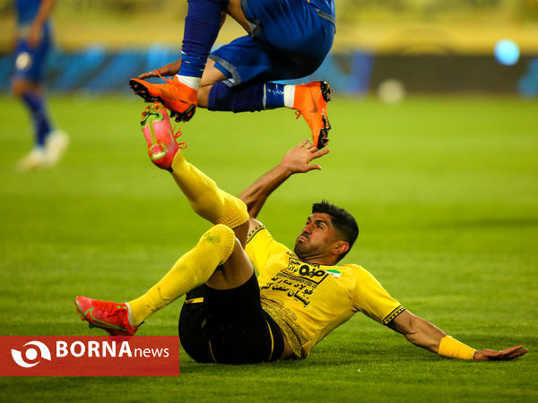 دیدار تیم‌های فوتبال فولاد مبارکه سپاهان و گل‌گهر سیرجان
