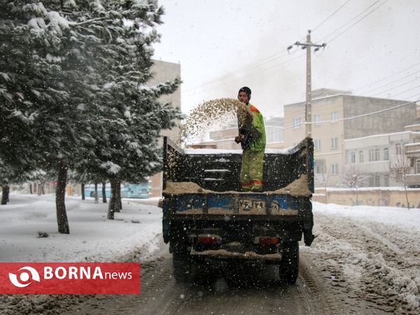 تلاش عوامل شهرداری برای برف روبی سطح شهر ارومیه