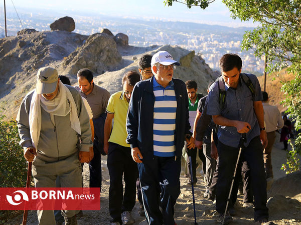 کوهپیمایی دکتر عارف به همراه جمعی از جوانان