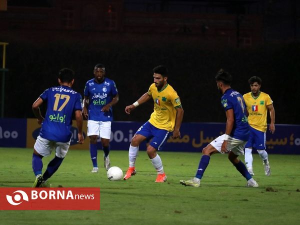 دیدار تیم های فوتبال صنعت نفت و استقلال