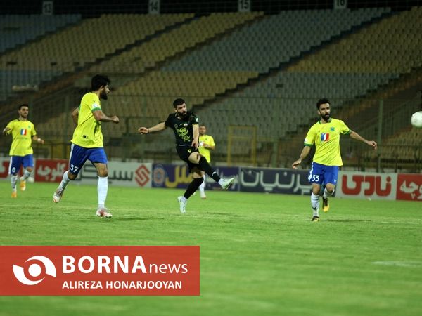 دیدار تیم های فوتبال صنعت نفت - سپاهان