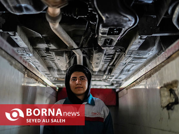 الهام مسعودی - مکانیک زن  در اولین تعمیرگاه خودرو ویژه بانوان در مرکز معاینه فنی آبشناسان