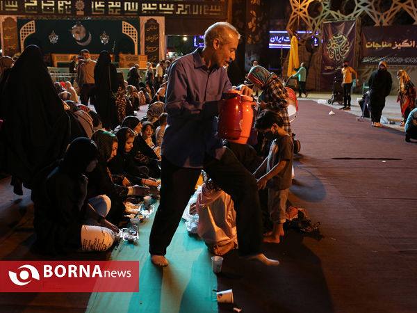 افطاری در میدان امام حسین(ع)