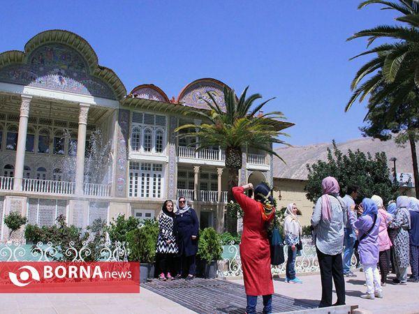 گردشگران خارجی در باغ ارم شیراز