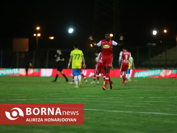 دیدار تیم های فوتبال صنعت نفت - پرسپولیس