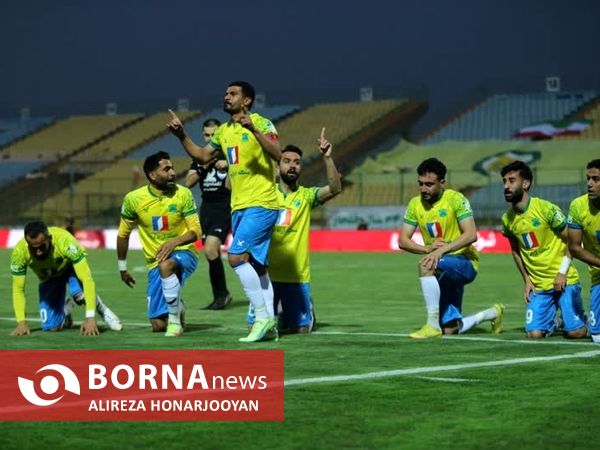 دیدار تیم های فوتبال صنعت نفت - پرسپولیس