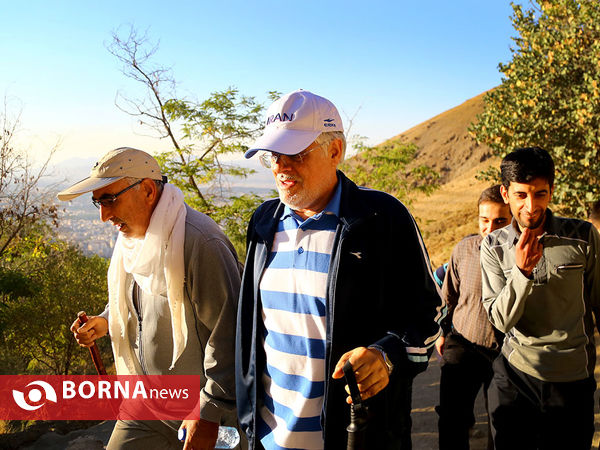 کوهپیمایی دکتر عارف به همراه جمعی از جوانان