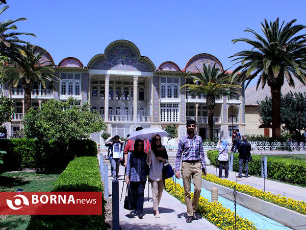 گردشگران خارجی در باغ ارم شیراز