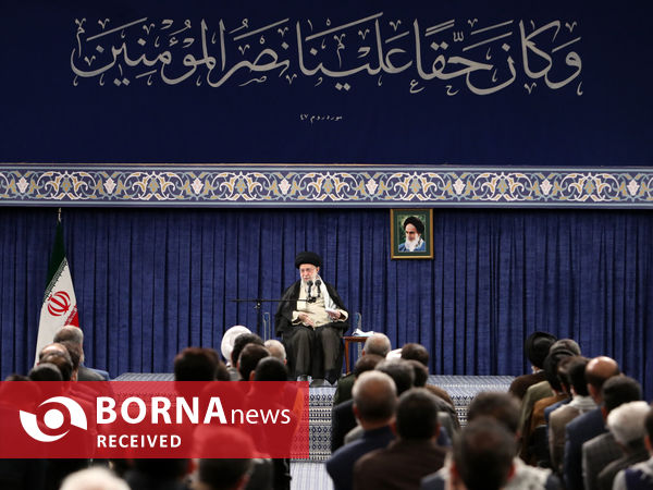 دیدار صدها نفر از مردم استان اصفهان با مقام معظم رهبری