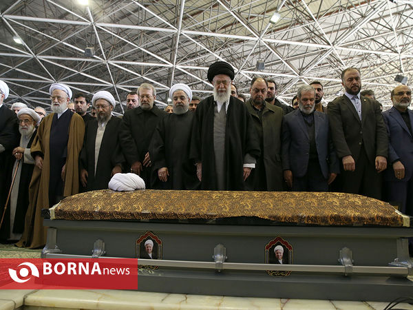 رهبر انقلاب بر پیکر حجت الاسلام والمسلمین هاشمی نماز اقامه کردند