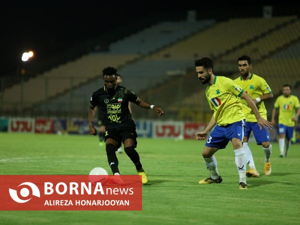 دیدار تیم های فوتبال صنعت نفت - سپاهان