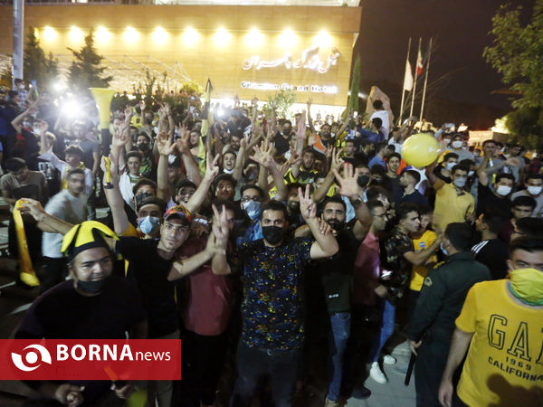 شادی خیابانی مردم شیراز در پی صعود تیم فجر شهید سپاسی به لیگ برتر