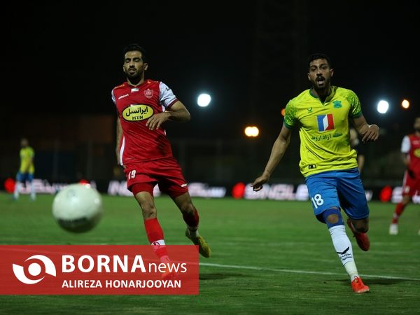 دیدار تیم های فوتبال صنعت نفت - پرسپولیس
