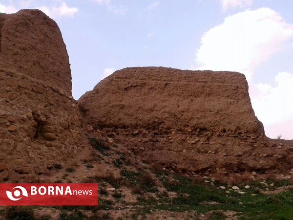 ویرانه های "چم قلعه" پلدختر