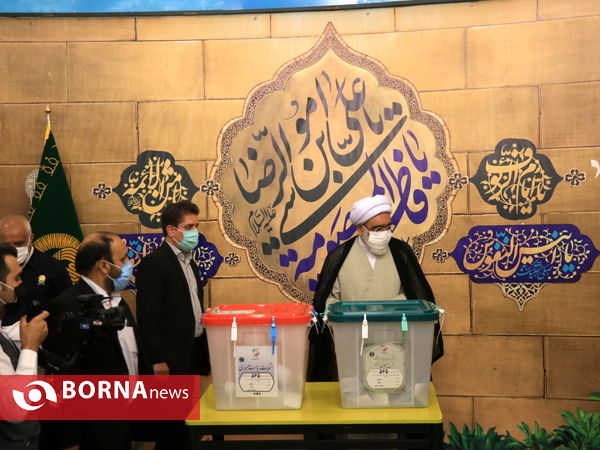 مسئولان مشهدی همپای مردم پای صندوق رای