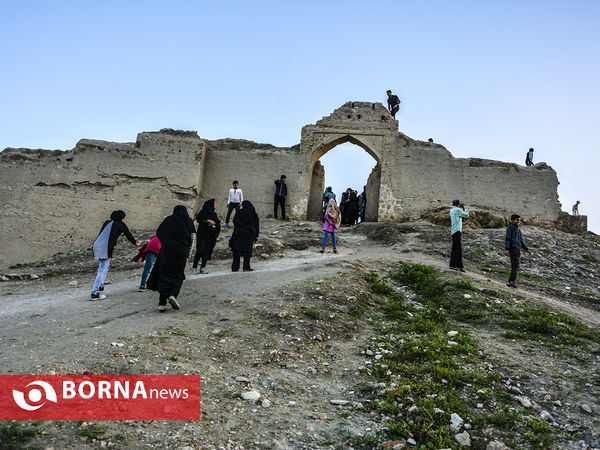 بازدید گسترده مسافران نوروزی از قلعه اژدها پیکر و آرامگاه مادر نادرشاه در لارستان