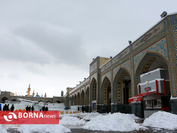 مشهد زیر چتر برف