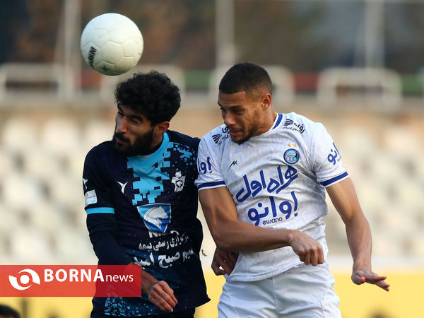 دیدار تیم های فوتبال پیکان - استقلال