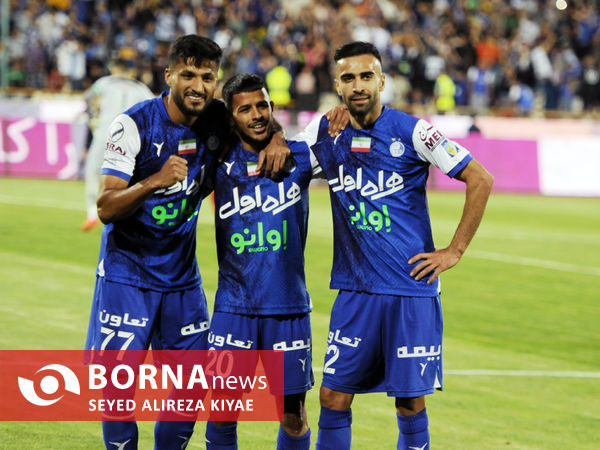 دیدار تیم های فوتبال استقلال 7 تراکتور 1